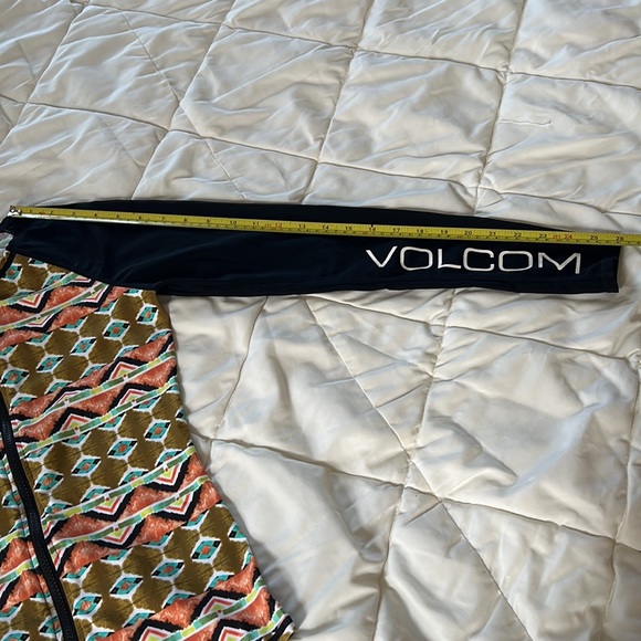VOLCOM super cute 2pc long sleeves UPF50+ Rash guard with matching shorts small - Picture 11 of 17